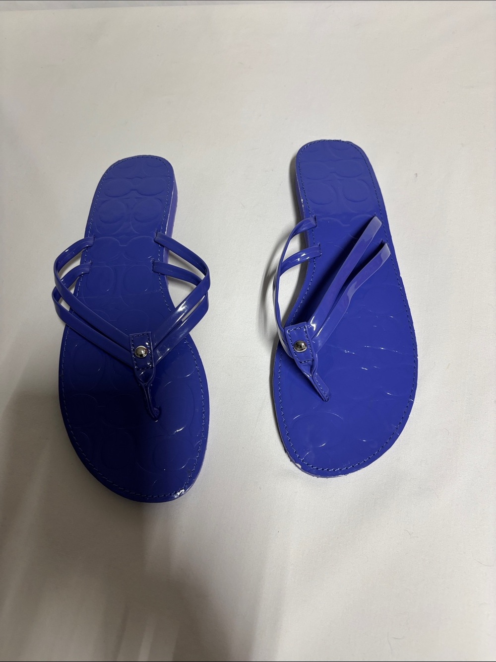 Coach Women’s 10B Purple Patent Strappy Thong Sandals Flip Flops Logo